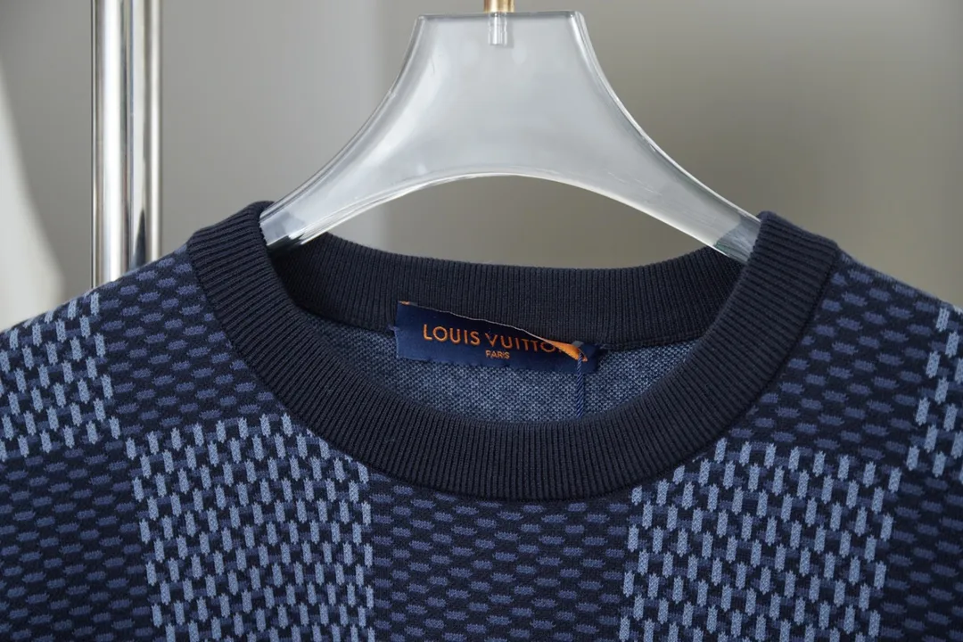 🅿️230 high-quality LV Louis SS25 spring and summer new Fei Dong press conference, super heavy-duty Swarovski rhinestone embroidered brand logo letter half-sleeved woolen fabric, customized super flash eight-claw diamonds, simple and elegant, classic, made of combed cotton yarn knitted cotton fabric, pure cotton high-weight special yarn, weighing it up feels full of weight, and the upper body is more textured than ordinary T-shirts. This texture can handle the weather easily, suitable for both hot and cold! The pattern on the chest adopts three-dimensional wool hanging technology, and is perfectly produced stitch by stitch with reference to the original version! The loose fit design allows petite girls to wear it so that the lower body is missing, making them look taller and slimmer! Size: S-XL
